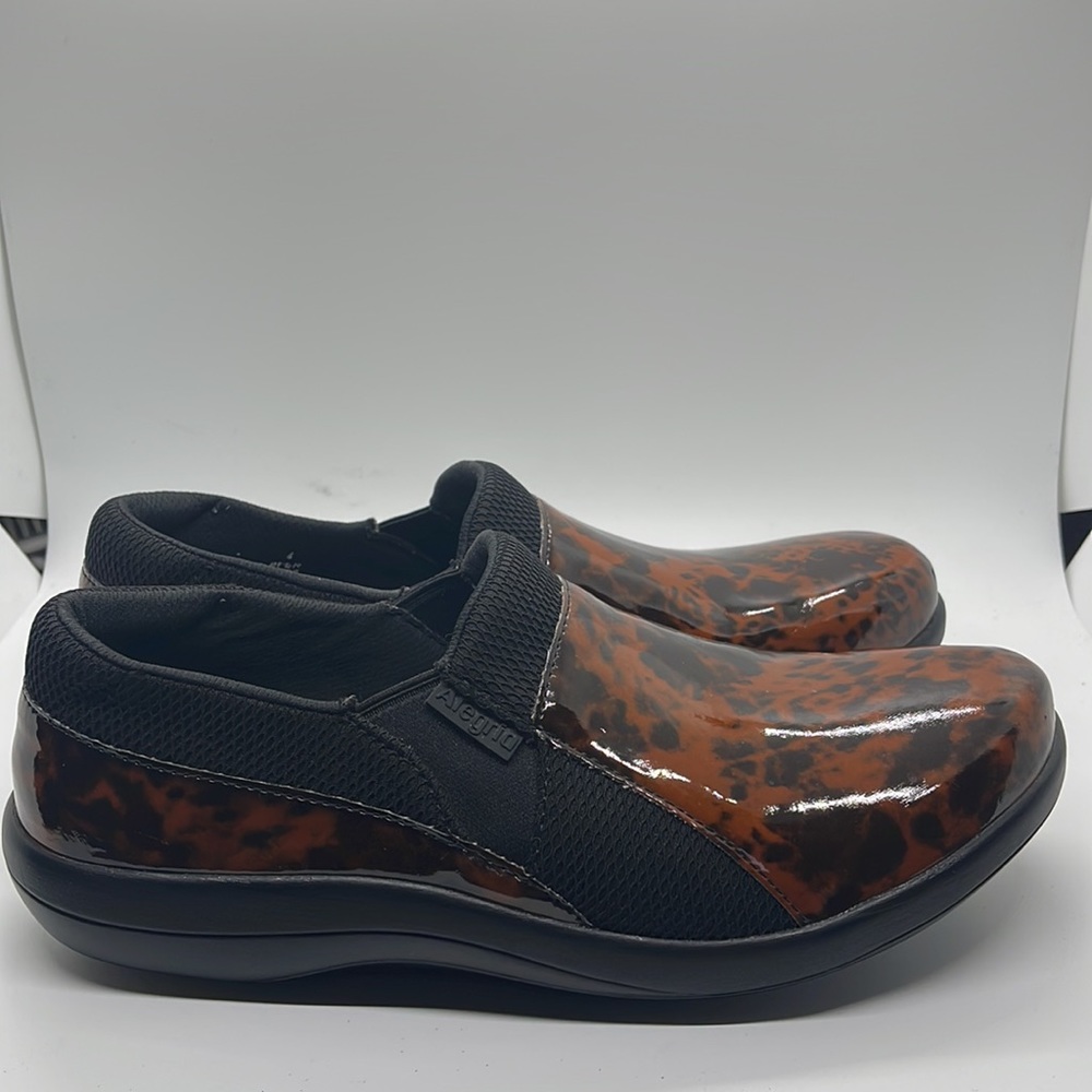 Alegria by PG Lite animal print glossy clogs size DE 4
